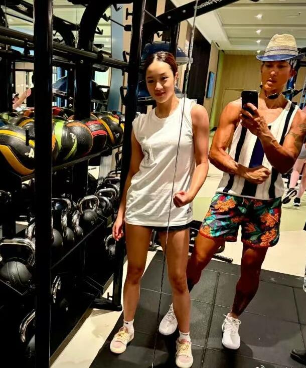 吴尊女儿neinei晒照 手臂肌肉线条被赞健康美